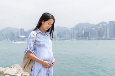 Hong Kong 'un geçmişine sahip hamile kadın.