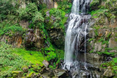 Şelale Tayvan 'daki Sun Link Dağı' nda yer almaktadır.