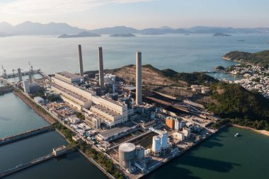 Hong Kong 'un Lamma Adası' ndaki bir kömür santralinin en üst görüntüsü.