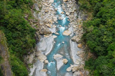 Tayvan 'daki Hualien Taroko Ulusal Parkı' ndaki kanyondan geçen nehir.