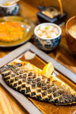 Restoranda ızgara balık var.