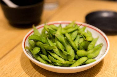 Lokantada taze pişmiş edamame