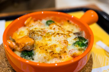 Kızarmış pirinç kasesi ve sebze.