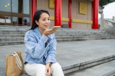 Kadın sesli mesaj göndermek için cep telefonu kullan 