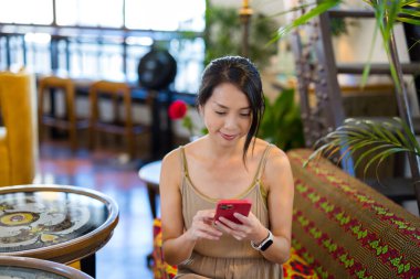 Kadınlar restoranda yemek sipariş etmek için akıllı telefon kullanırlar.