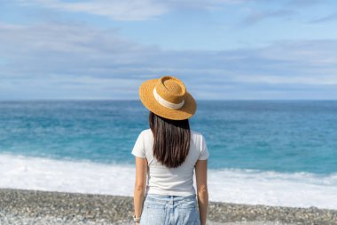 Kadınlar deniz manzarasının tadını çıkarırlar.