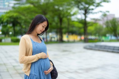 Hamile kadın, şehrin göbeğine bak.
