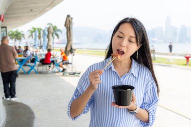 Kadın Hong Kong 'da Siu Mai yerel sokak yemekleri yiyor.