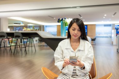 Kadınlar birlikte çalışma alanında akıllı telefon kullanırlar