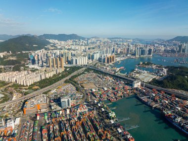 Kwai Tsing, Hong Kong 04 Aralık 2021: Hong Kong kargo terminalinin üst görüntüsü