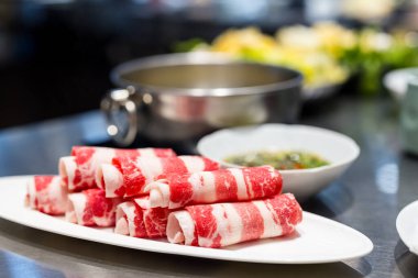 Bifteği güveç restoranında dilimle.