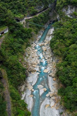 Tayvan 'daki Hualien Taroko Ulusal Parkı' ndaki kanyondan geçen nehir.