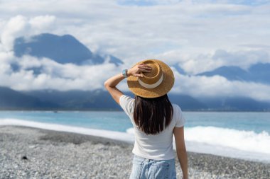 Kadınlar deniz manzarasının tadını çıkarırlar.