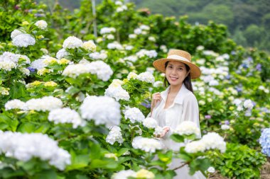Hamile kadın ortanca çiftliğini ziyaret ediyor.
