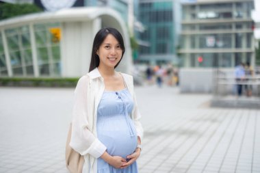 Taipei 'de hamile bir kadın.