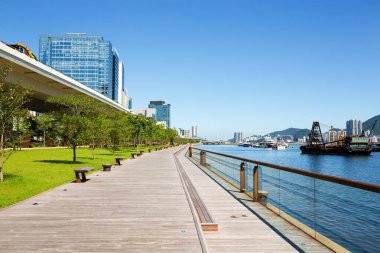 Hong Kong 23 Haziran 2016: Kwun Tong 'daki Hong Kong sahil parkı