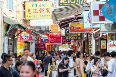 Macau 29 Haziran 2023: Taipa 'daki hediyelik eşya caddesinde kalabalık