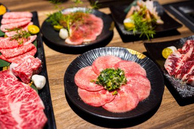 Restoranda güveç için bir dilim taze et.