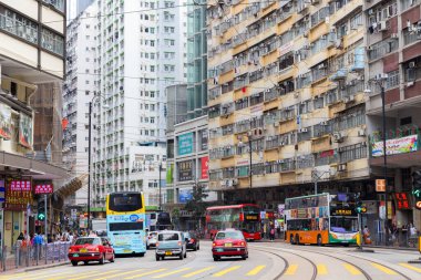 Hong Kong 08 Nisan 2024: Hong Kong North Point bölgesinde tramvay 