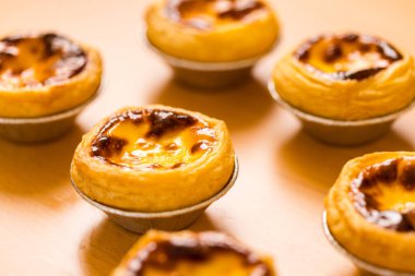 Bir yığın Portekiz yumurtalı turtası.