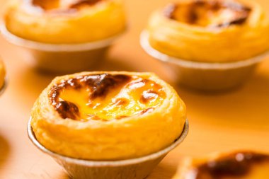 Bir yığın Portekiz yumurtalı turtası.