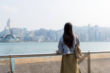 Kadın şu güzel Hong Kong şehrine bak.