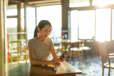 Kafede kadın cep telefonu kullanımı