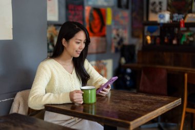 Kafede kadın cep telefonu kullanımı