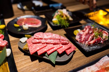 Restoranda güveç için bir dilim taze et.