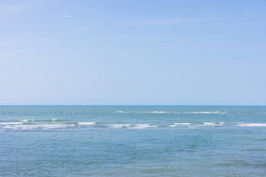 Açık mavi gökyüzü denizle