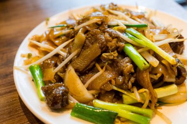 Hong Kong usulü kızarmış etli erişte.