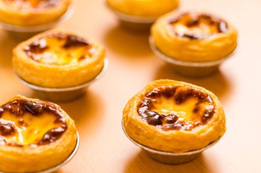 Bir yığın Portekiz yumurtalı turtası.