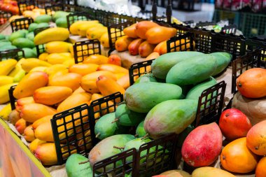 Süpermarkette taze mango satılıyor.