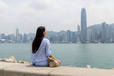 Hong Kong 'a turist kadın ziyarete geldi.
