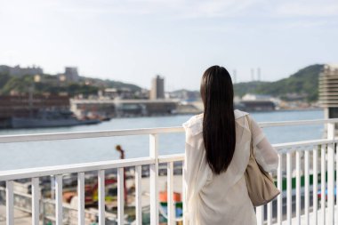 Turist kadın Keelung limanına bak.