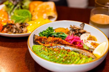 Bütün gün kahvaltıda avokado tabağı.