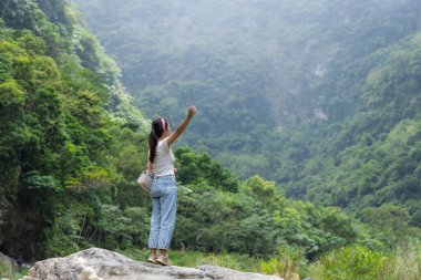 Yürüyüş yapan kadın, orman manzarasına bak.