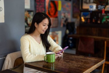 Kafede kadın cep telefonu kullanımı