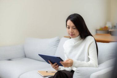 Kadın evdeki tablet bilgisayardan izliyor