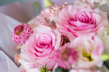 Güllü güzel pembe çiçek buketi