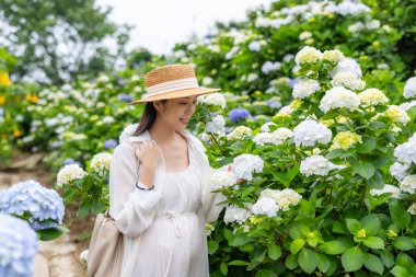 Hamile kadın ortanca çiftliğini ziyaret ediyor.