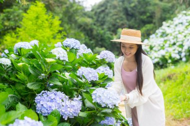 Kadın, ortanca çiftliğine bak.