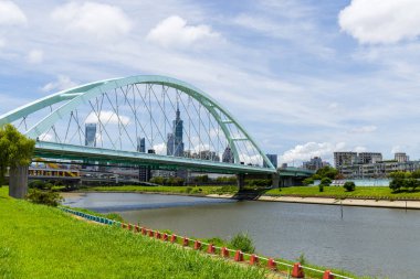 Şehir merkezinde nehir parkı olan Taipei şehri.