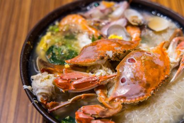 Restoranda pilav kaseli deniz ürünleri.