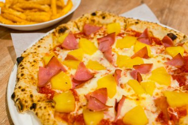 jambon ve pineapple pizza