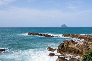 Kayalık kayanın üzerinde okyanus dalgaları