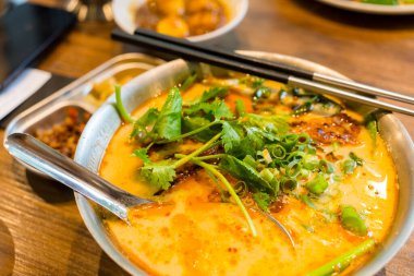 Lokantada Laksa çorba kasesi 