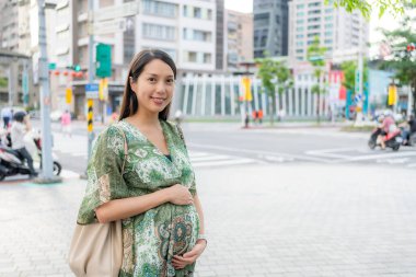 şehirde hamile kadın