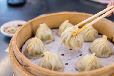 Restoranda Çin usulü çorba ekmeği.