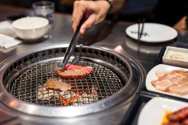 Japon lokantasında taze et dilimi.